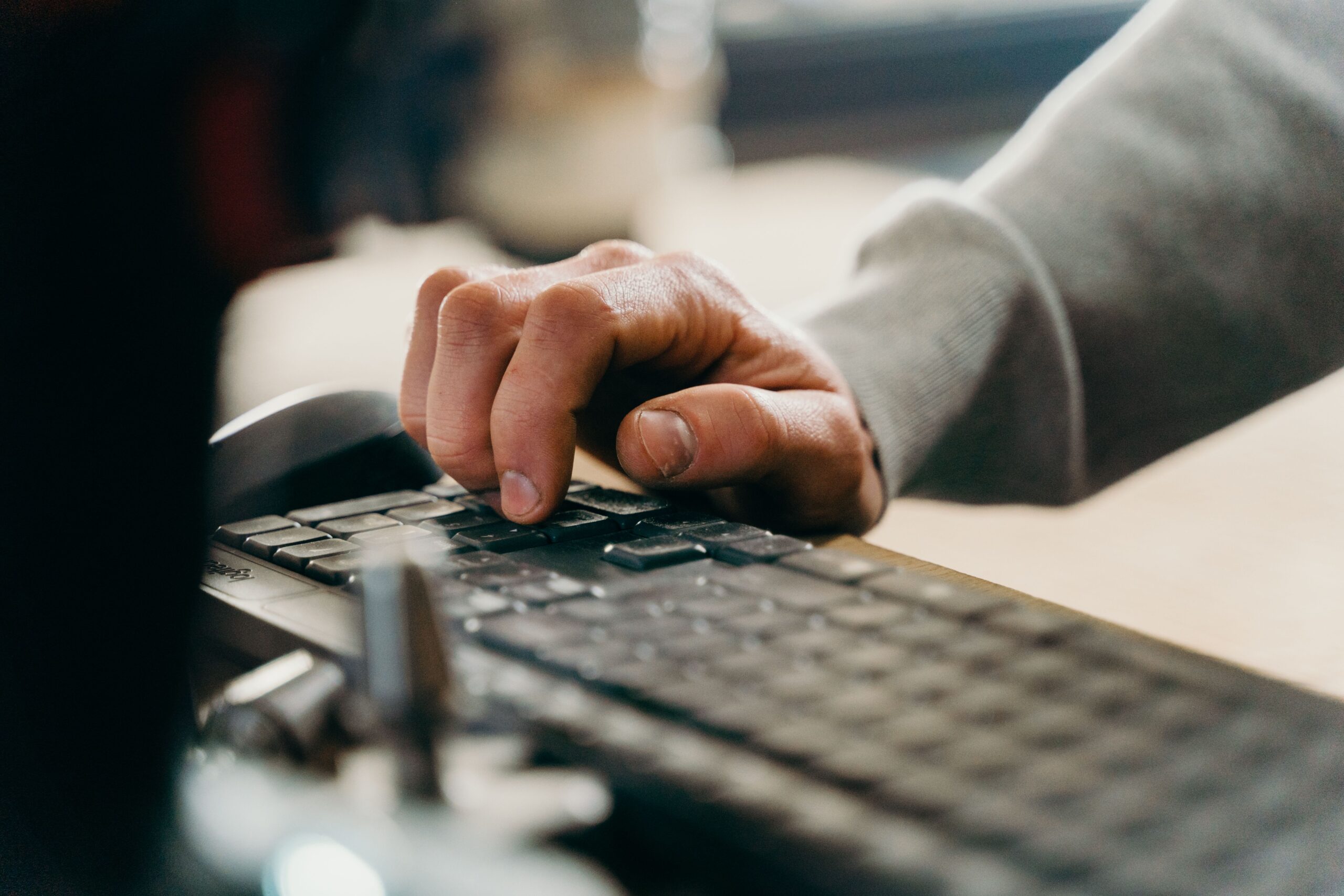 Eigen IT-medewerker vs. IT-beheer uitbesteden: wat is slimmer voor MKB?