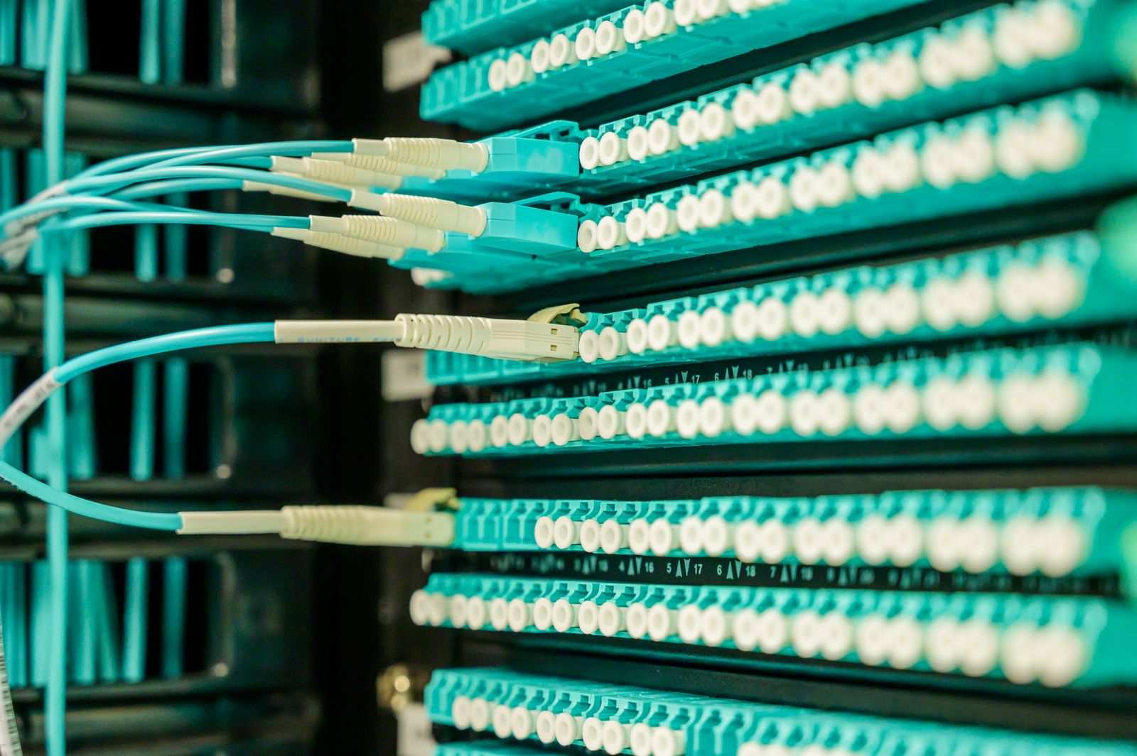 Zakelijk internet kiezen: glasvezel, kabel en een back-upverbinding
