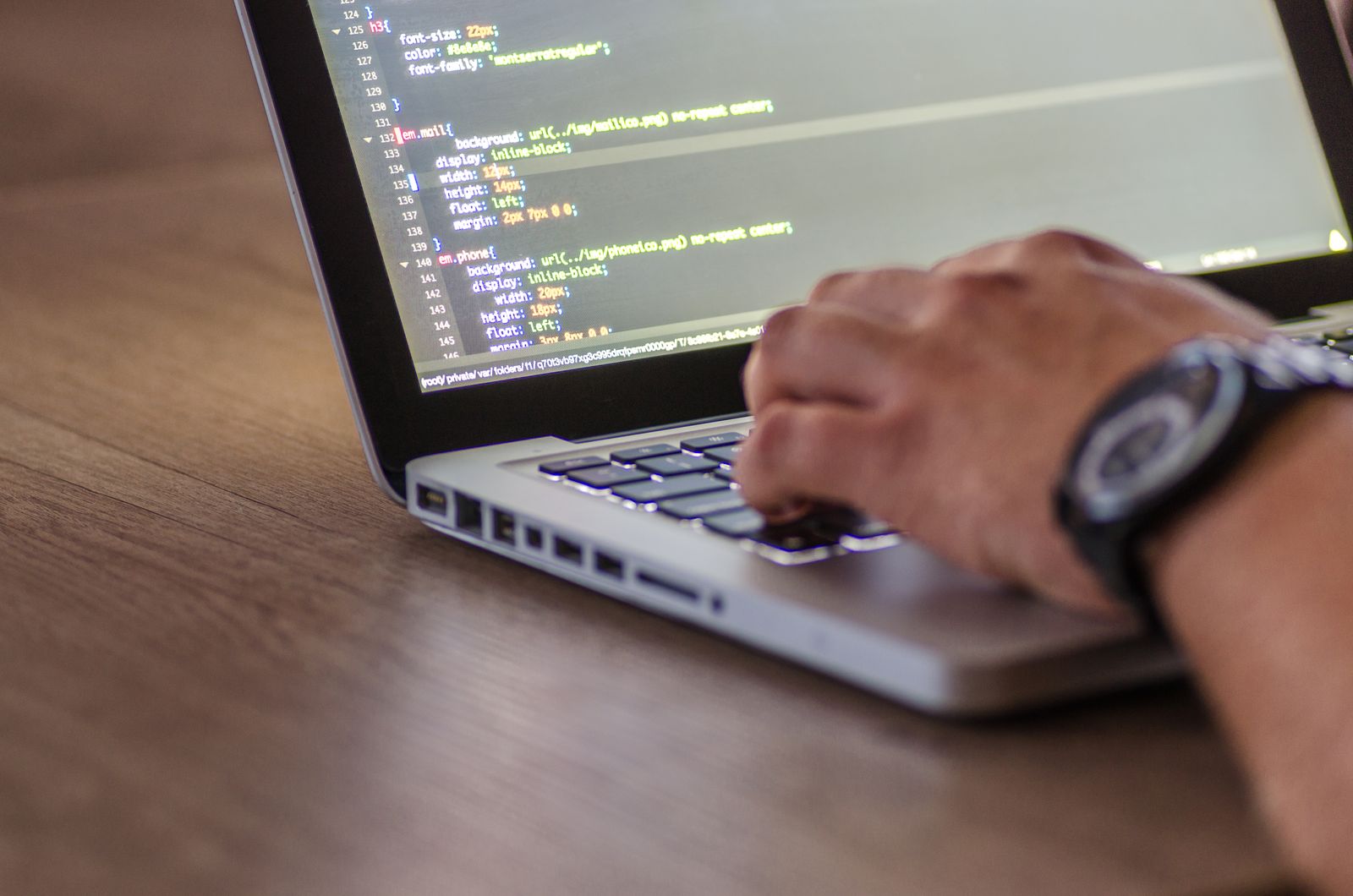 Verouderde software: 4 risico’s die uw bedrijf stilletjes loopt