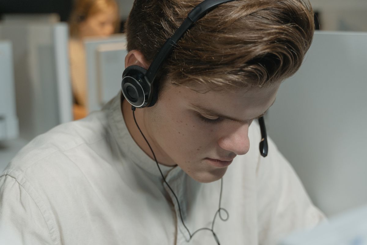Helpdeskmedewerker met headset helpt een klant in Schoonhoven op afstand