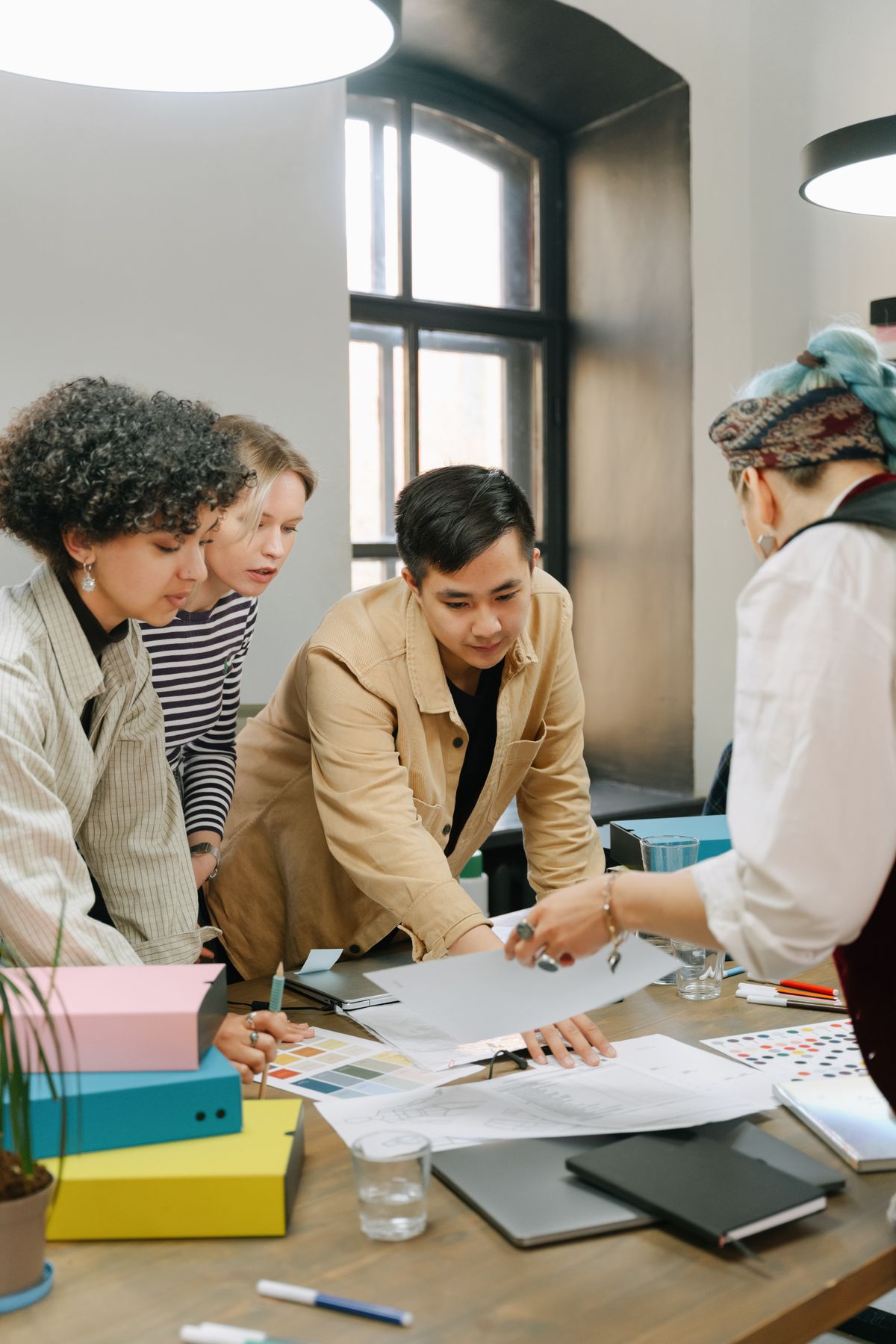 Team in Woerden bekijkt samen een laptop tijdens een werkoverleg